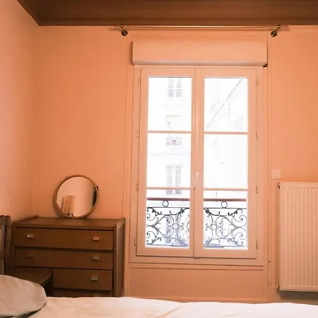 Апартаменты Authentic Flat Near Montmartre Париж