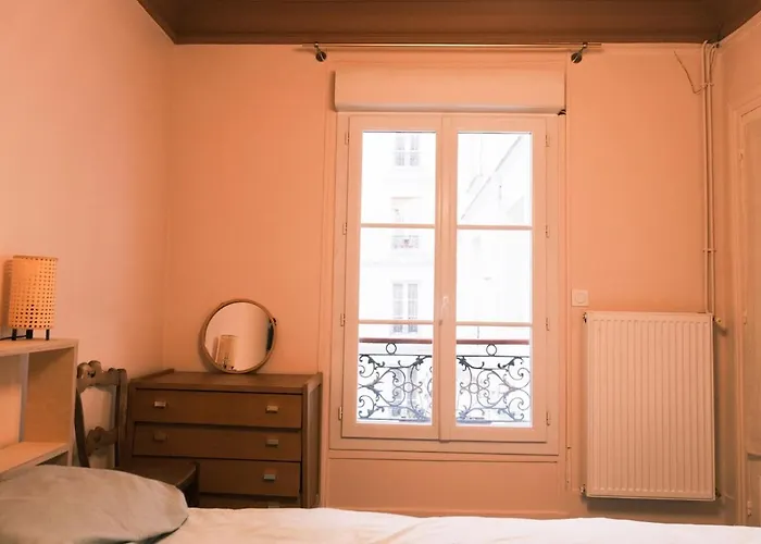 Апартаменты Authentic Flat Near Montmartre Париж