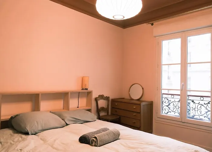 Апартаменты Authentic Flat Near Montmartre