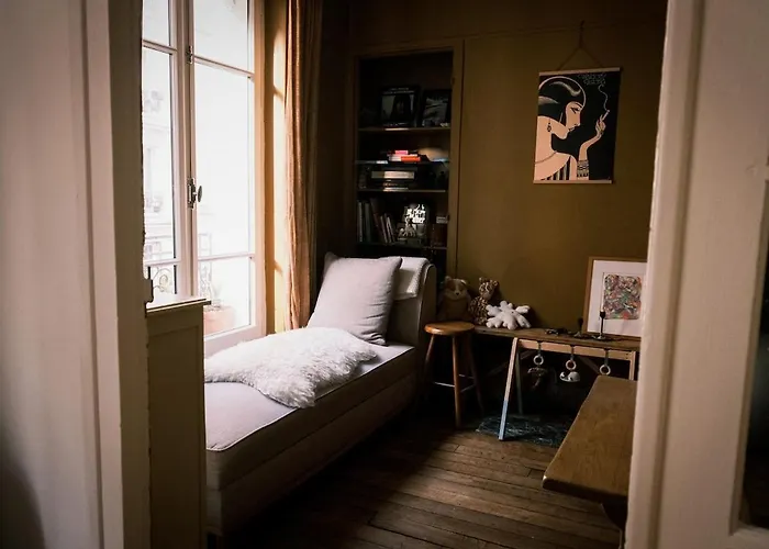 Authentic Flat Near Montmartre Апартаменты Париж
