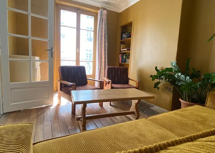Authentic Flat Near Montmartre アパート パリ